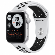 Apple Watch Nike SE GPS, 44 mm srebrno aluminijasto ohišje s čisto platino/črno Nik 